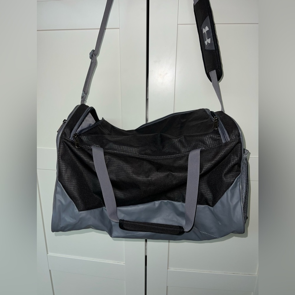Under Armour Hustle Duffel Black Gym Bag Wet Dry Shoe Pocket